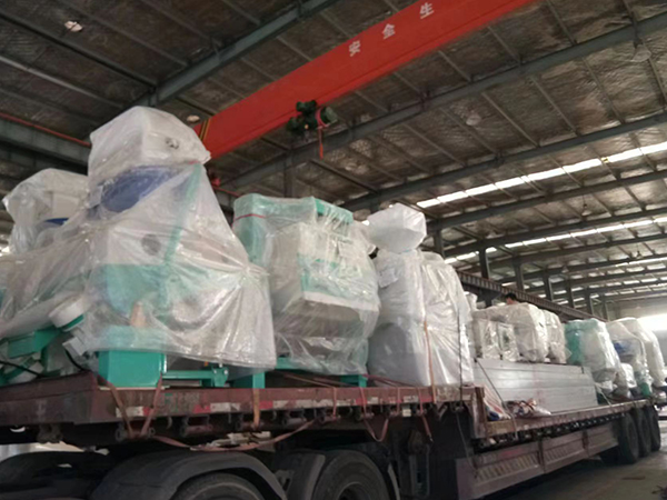 <a href=http://m.qs616.cn/products/ymjgjx/ target=_blank class=infotextkey>玉米深加工設(shè)備</a>裝車發(fā)貨